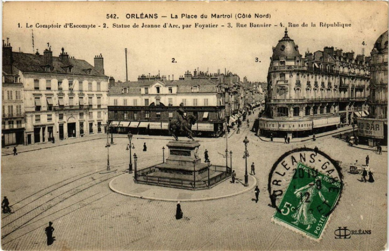 Carte postale ancienne Orleans La Place du Martroi à Orléans