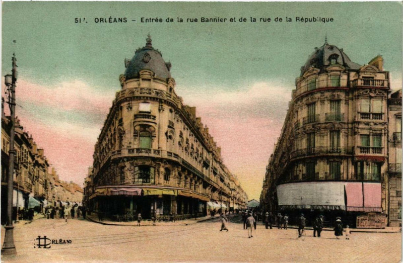 Carte postale ancienne Orleans Entrée de la rue Bannier et de la rue de la République à Orléans