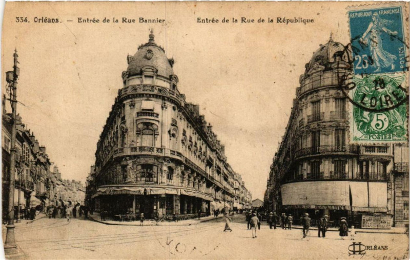 Carte postale ancienne Orleans Entrée de la rue Bannier Rue de la République à Orléans
