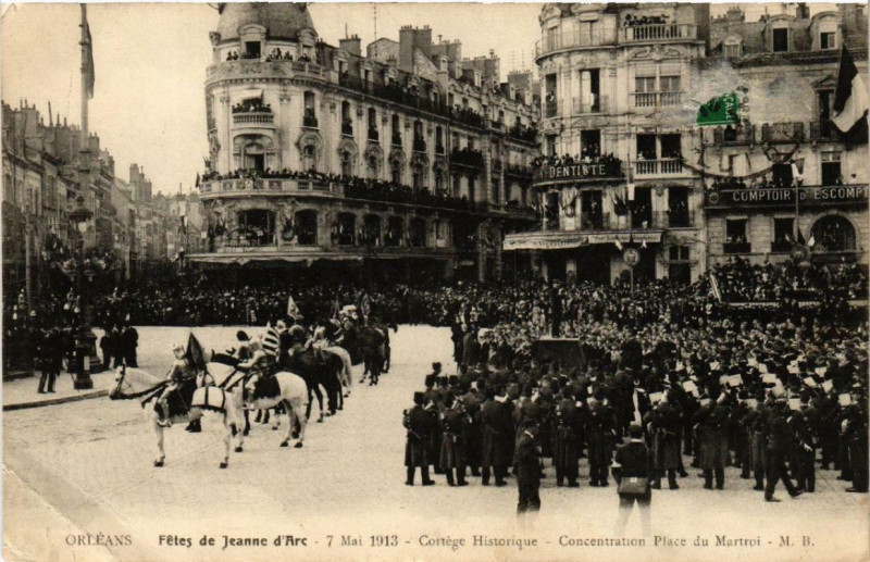 Carte postale ancienne Orleans Fetes de Jeanne d'Arc 1913 Concentration Place du Martroi à Orléans