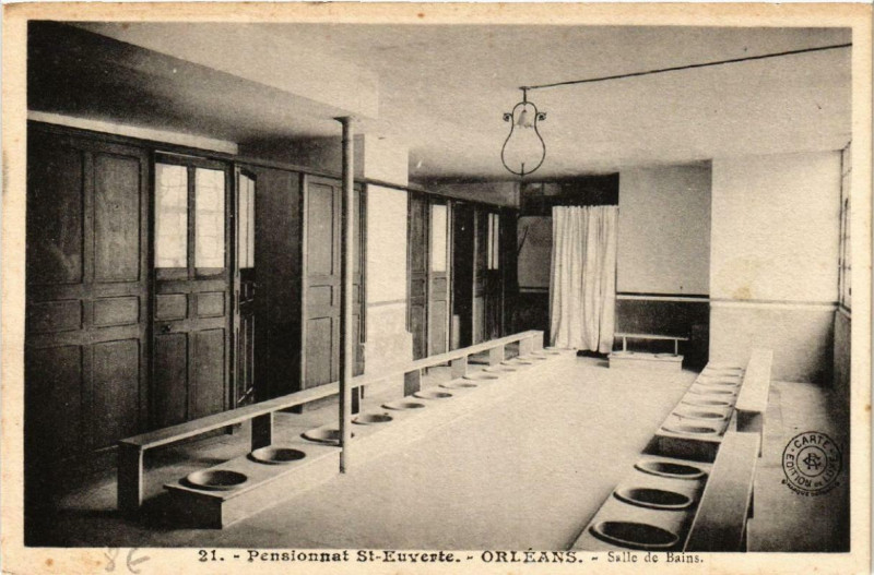Carte postale ancienne Orleans Pensionnat de Saint-Euverte Salle de Bains à Orléans