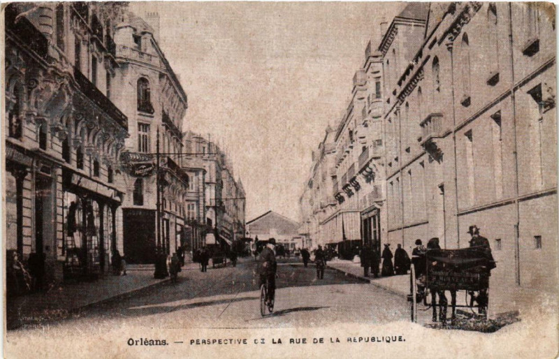 Carte postale ancienne Orleans Perspective de la Rue de la République à Orléans