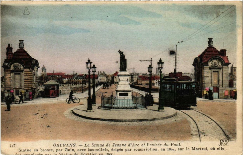 Carte postale ancienne Orleans La Statue de Jeanne d'Arc t l'entrée du pont à Orléans