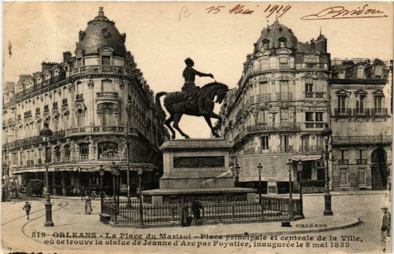 Carte postale ancienne Orleans La Place du Martroi à Orléans