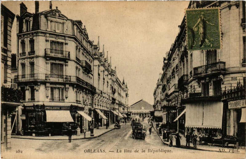 Carte postale ancienne Orleans La Rue de la République à Orléans