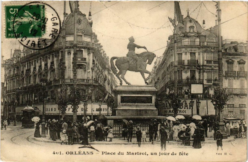 Carte postale ancienne Orleans Place du Martroi un jour de fete à Orléans