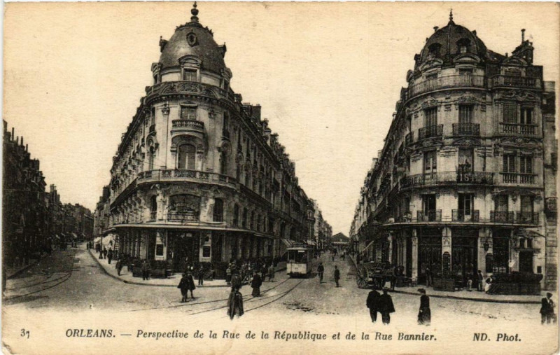 Carte postale ancienne Orleans Perspective de la Rue de la République et Rue Bannier à Orléans