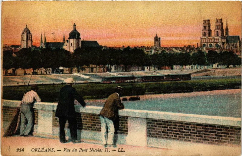 Carte postale ancienne Orleans vue du Pont Nicolas Ii à Orléans