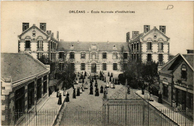 Carte postale ancienne Orleans Ecole Normale d'institutrices à Orléans