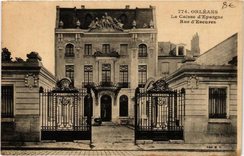 Carte postale ancienne Orleans La Caisse d'Epargne Rue d'Escures à Orléans