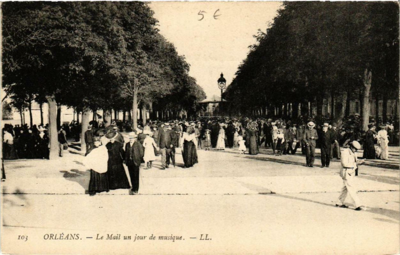 Carte postale ancienne Orleans Le Mail un jour de musique à Orléans
