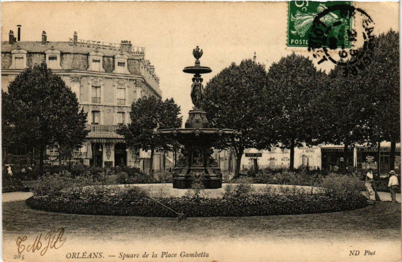 Carte postale ancienne Orleans Square de la Place Gambetta à Orléans