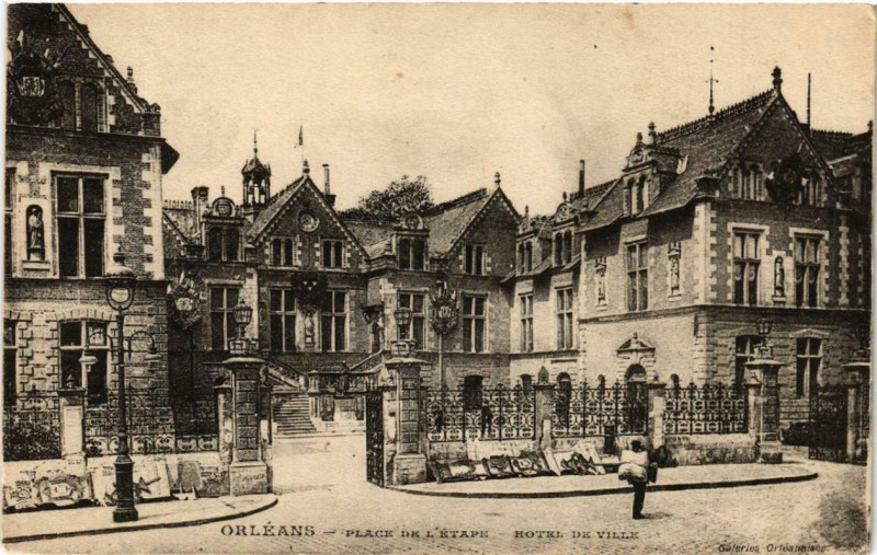Carte postale ancienne Orleans Place de l'Etape Hotel de Ville à Orléans