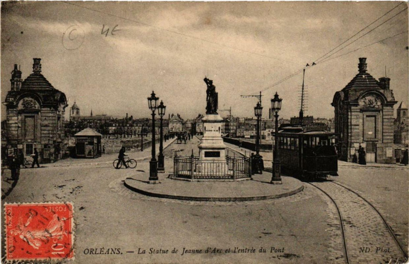 Carte postale ancienne Orleans La Statue de Jeanne d'Arc et l'Entrée du Pont à Orléans