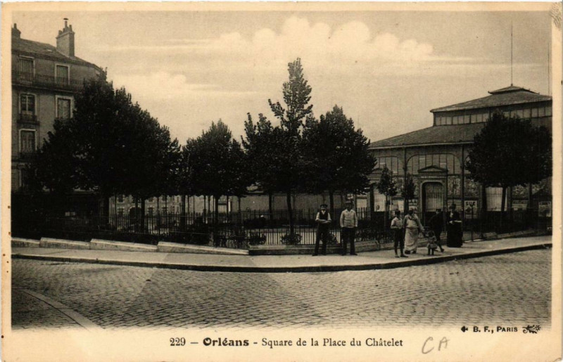 Carte postale ancienne Orleans Square de la Place du Chatelet à Orléans