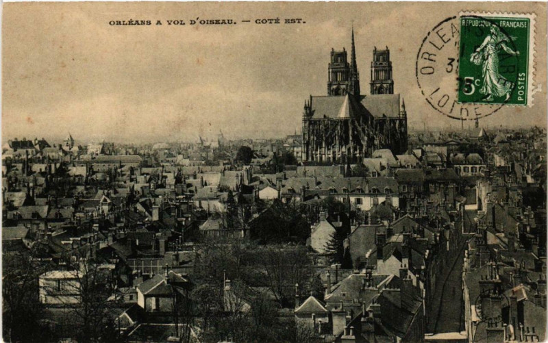 Carte postale ancienne Orleans a vol d'oiseau coté est à Orléans