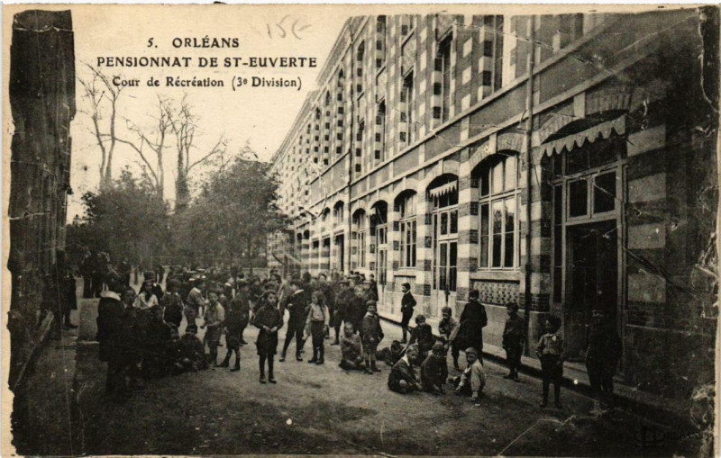 Carte postale ancienne Orleans Pensionnat de Saint-Euverte Cour de Récréation à Orléans