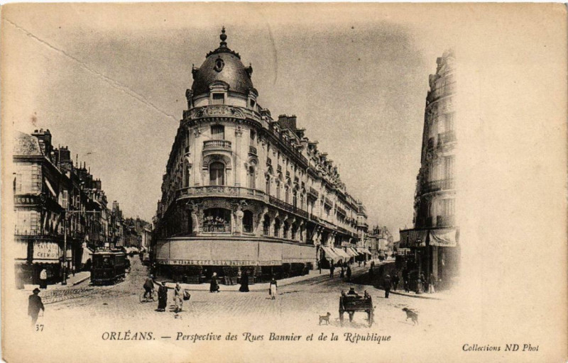 Carte postale ancienne Orleans Perspective des Rues Bannier et de la République à Orléans