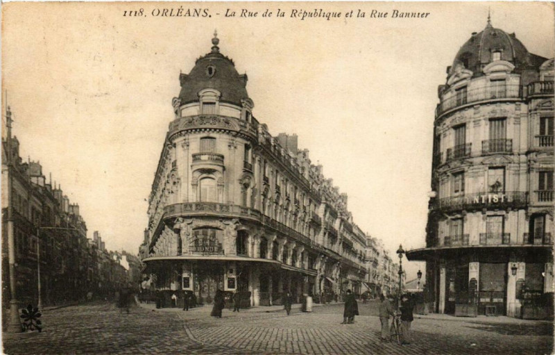 Carte postale ancienne Orleans La Rue de la République et la Rue Bannier à Orléans