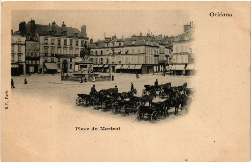 Carte postale ancienne Orleans Place du Martroi à Orléans