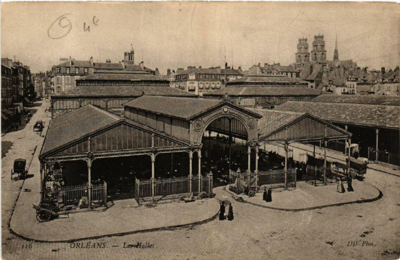 Carte postale ancienne Orleans Les Halles à Orléans