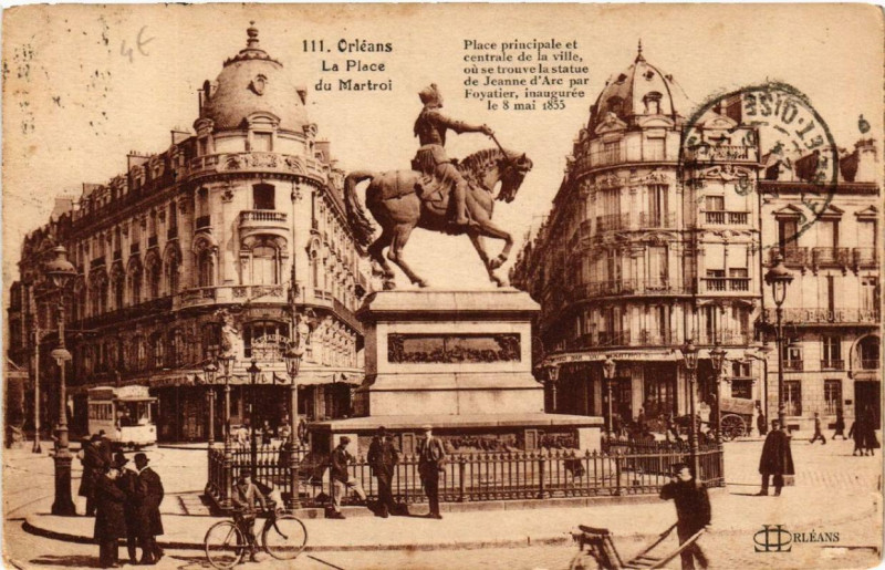 Carte postale ancienne Orleans La Place du Martroi à Orléans
