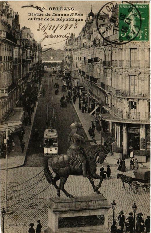 Carte postale ancienne Orleans Statue de Jeanne d'Arc et Rue de la République à Orléans
