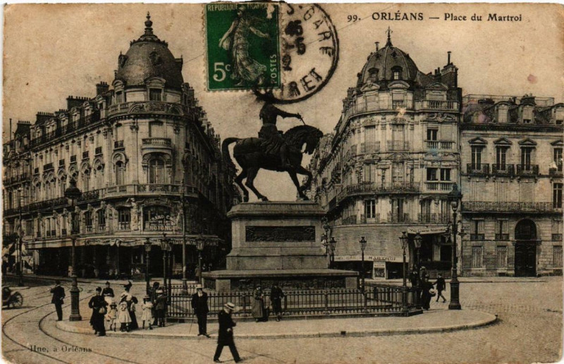 Carte postale ancienne Orleans Place du Martroi à Orléans