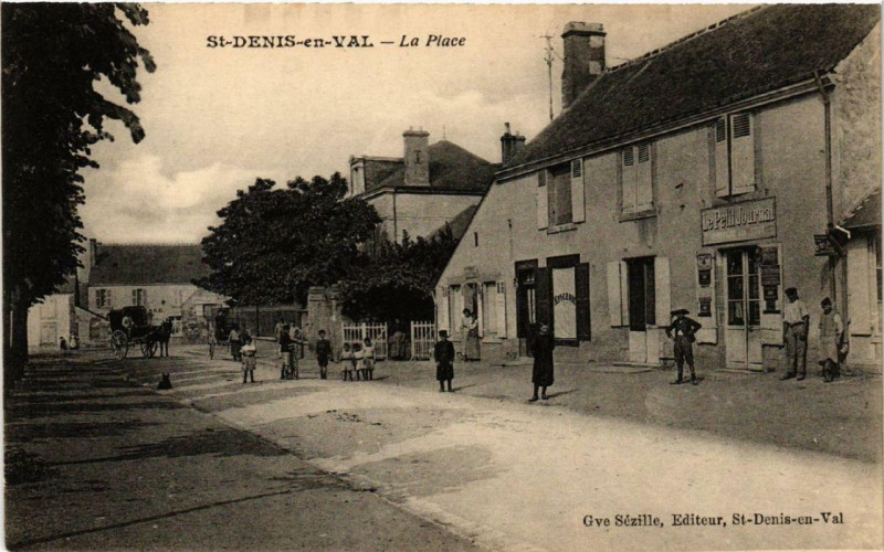 Carte postale ancienne Saint-Denis-en-Val La Place à Saint-Denis-en-Val
