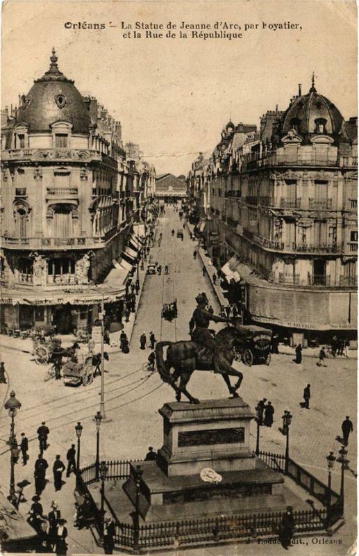 Carte postale ancienne Orleans La Statue de Jeanne d'Arc et Rue de la République à Orléans
