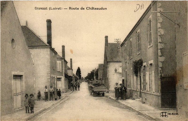 Carte postale ancienne Cravant Route de Chateaudun à Cravant