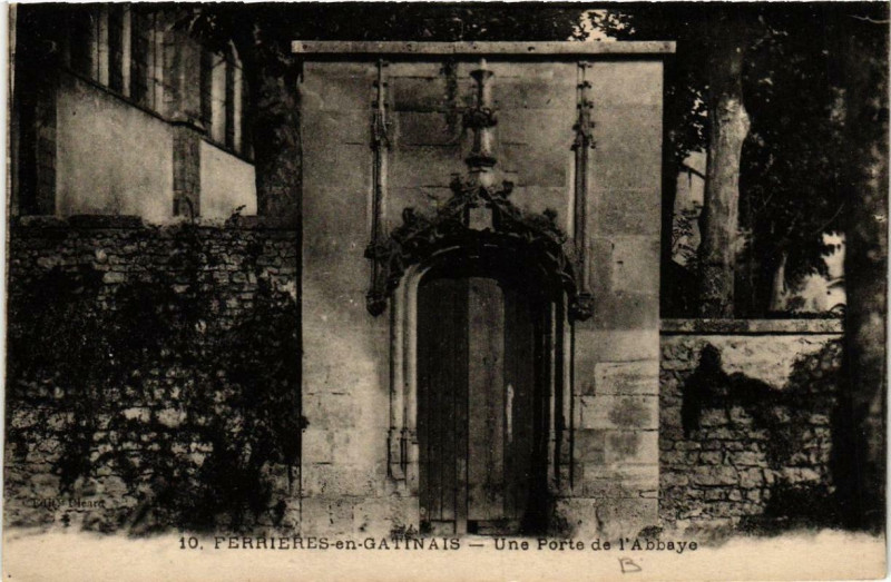 Carte postale ancienne Ferrieres-en-Gatinais Une Porte de l'Abbaye à Ferrières-en-Gâtinais