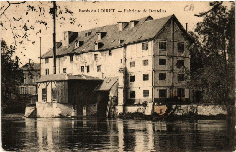 Carte postale ancienne Bords du Loiret Fabrique de Dentelles