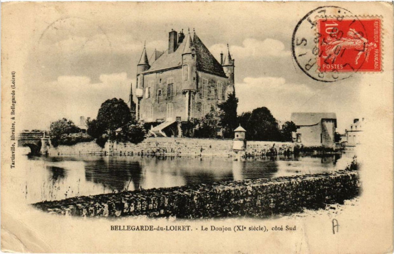 Carte postale ancienne Bellegarde-du-Loiret Le Donjon coté Sud à Bellegarde
