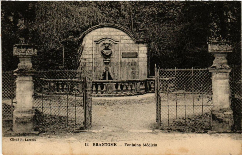 Carte postale ancienne Brantome Fontaine Médicis