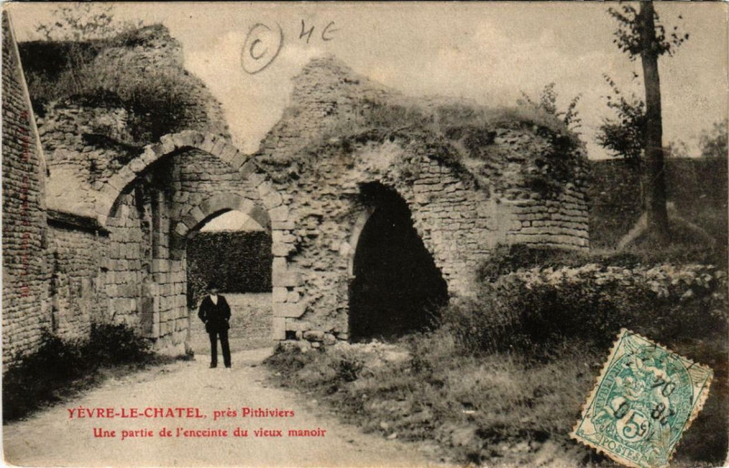 Carte postale ancienne Yevre-le-Chatel Une partie de l'enceinte du vieux manoir
