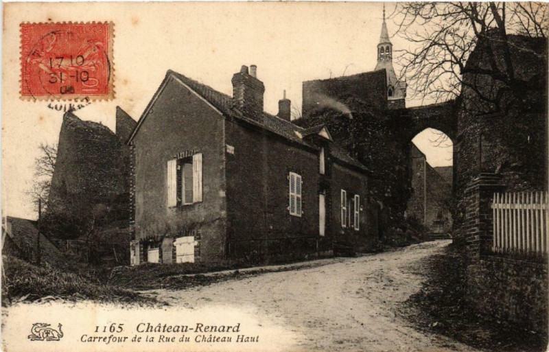 Carte postale ancienne Chateau-Renard Carrefour de la Rue du Chateau Haut à Château-Renard
