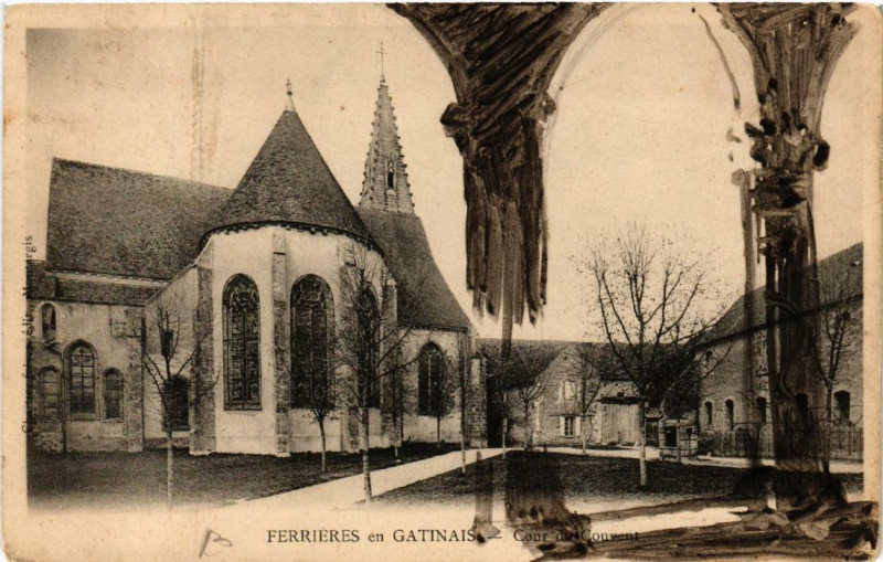 Carte postale ancienne Ferrieres-en-Gatinais Cour du Couvent à Ferrières-en-Gâtinais