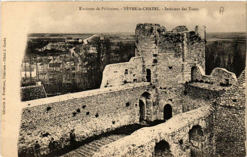 Carte postale ancienne Yevre-le-Chatel Intérieur des Tours