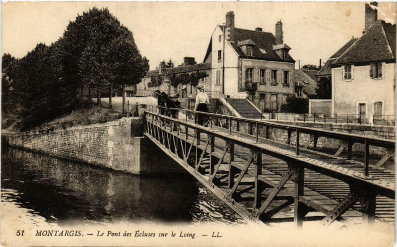 Carte postale ancienne Montargis Le Pont des Ecluses sur le Loing à Montargis