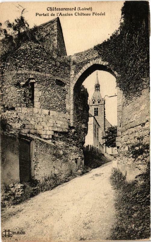 Carte postale ancienne Chateau-Renard Portail de l'Ancien Chateau Féodal à Château-Renard