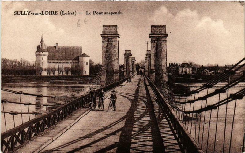Carte postale ancienne Sully-sur-Loire Le Pont suspendu à Sully-sur-Loire