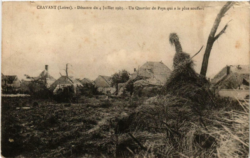 Carte postale ancienne Cravant Désastre du 4 Juillet 1905 Un Quartier du Pays à Cravant
