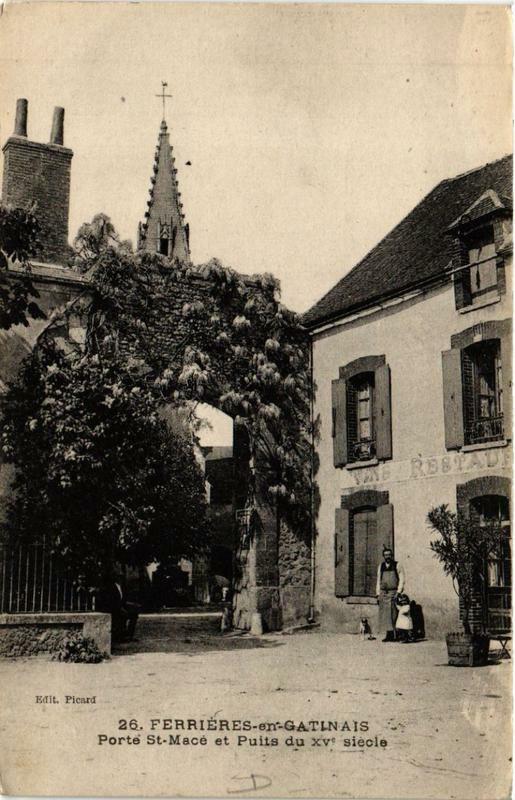 Carte postale ancienne Ferrieres-en-Gatinais Porte Saint-Macé et Puits du Xve siecle à Ferrières-en-Gâtinais