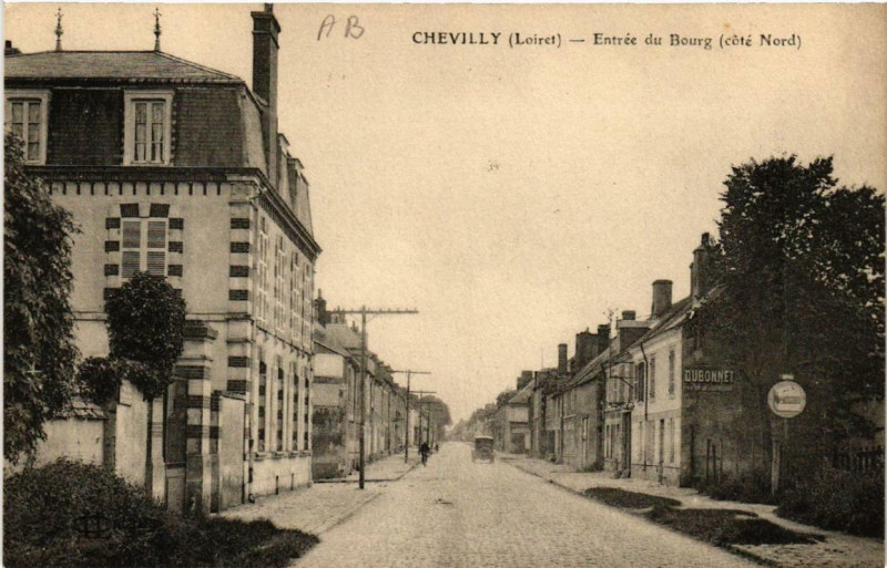 Carte postale ancienne Chevilly Entrée du Bourg coté Nord à Chevilly