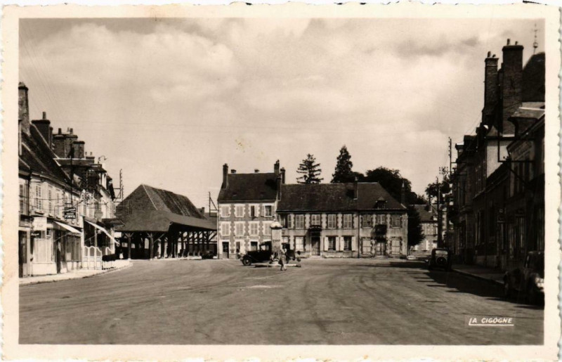 Carte postale ancienne Lorris Place du Martroi à Lorris