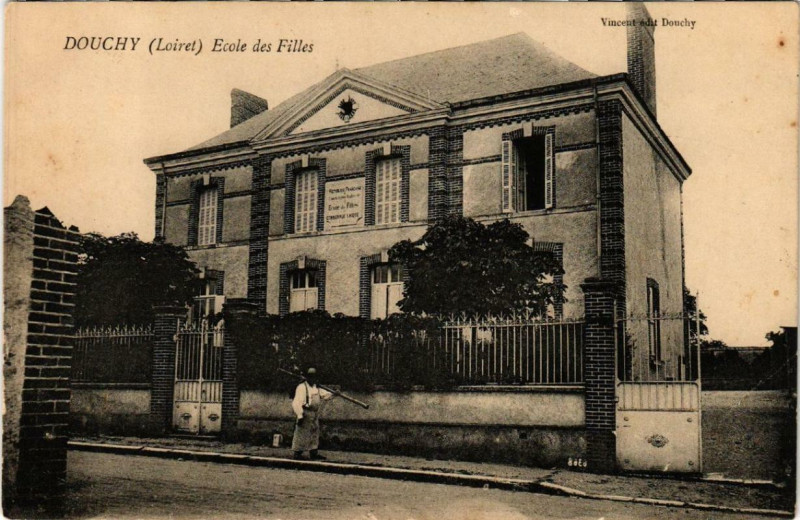 Carte postale ancienne Douchy Ecole des Filles