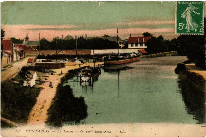 Carte postale ancienne Montargis Le Canal vu du Pont Saint-Roch à Montargis