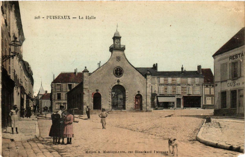 Carte postale ancienne Puiseaux La Halle à Puiseaux