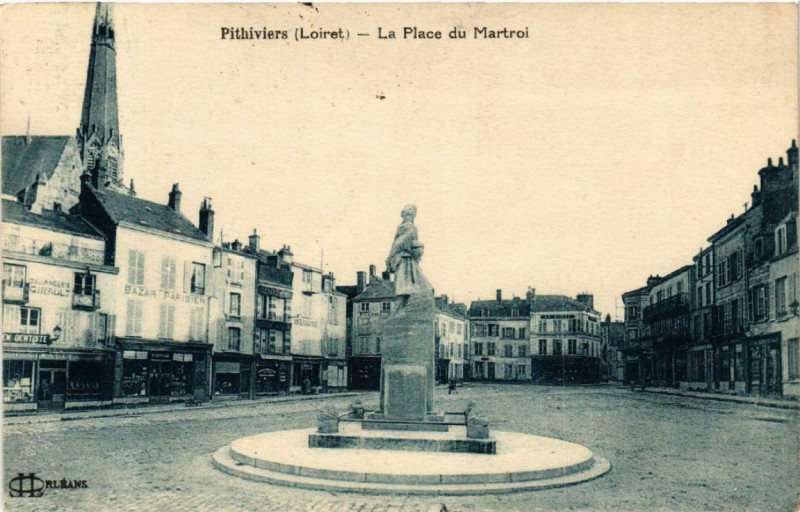 Carte postale ancienne Pithiviers La Place du Martroi à Pithiviers